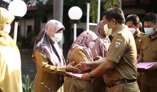 Kadisdik Kota Cirebon Serahkan SK Kenaikan Pangkat Fungsional Guru