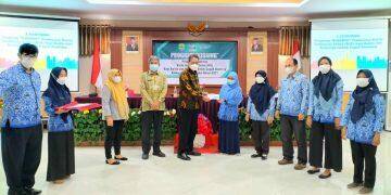 Cegah Stunting, Pemkab Majalengka Bagikan Kartu JKN-KIS 