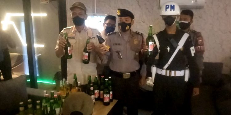 Petugas Gabungan Gelar Razia Asusila dan Mihol di Kota Cirebon