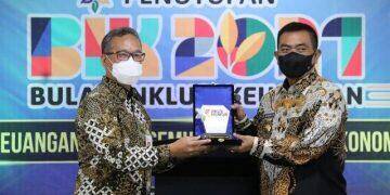 OJK Berikan Penghargaan kepada Walikota Cirebon