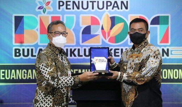OJK Berikan Penghargaan kepada Walikota Cirebon