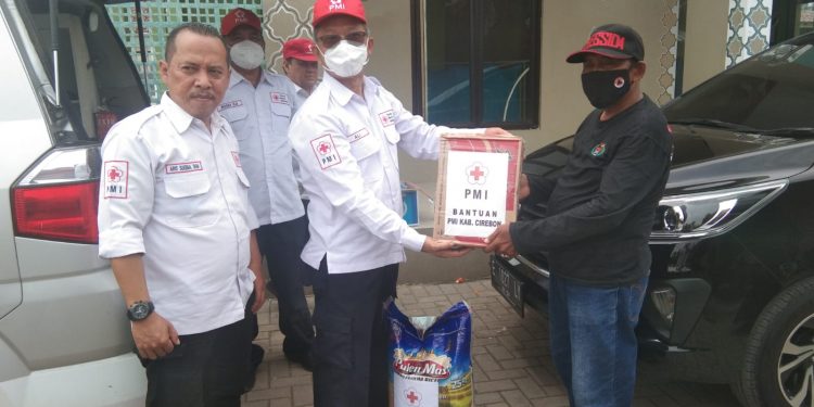 PMI Salurkan Sembako ke Korban Bencana Puting Beliung