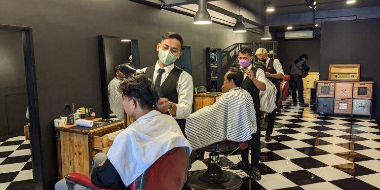 Dekatkan Pelanggan, Redbox Barbershop Hadir di Sumber