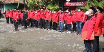DPC PDIP Indramayu Pasang Ribuan Bendera Partai