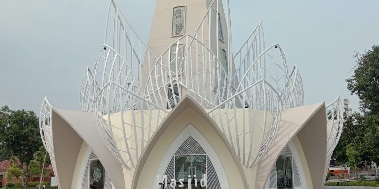 Di Majalengka Ada Masjid Berarsitektur Indah Bergaya Kelopak Bunga