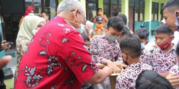 Bupati Beri Hadiah Anak yang Sudah Divaksin