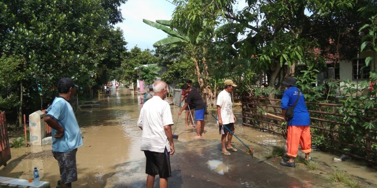 Baru Belasan Hari Kerja, Desanya Sudah Diterjang Tujuh Kali Banjir