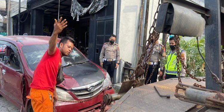 Warga Hentikan Mobil Pelaku Tabrak Lari