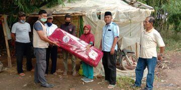 Kemensos Berikan Bantuan kepada Warga Ligung yang Tinggal di Gubuk Bata