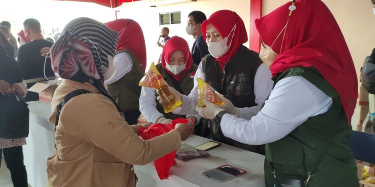 7.000 Liter Minyak Goreng Ludes Diserbu