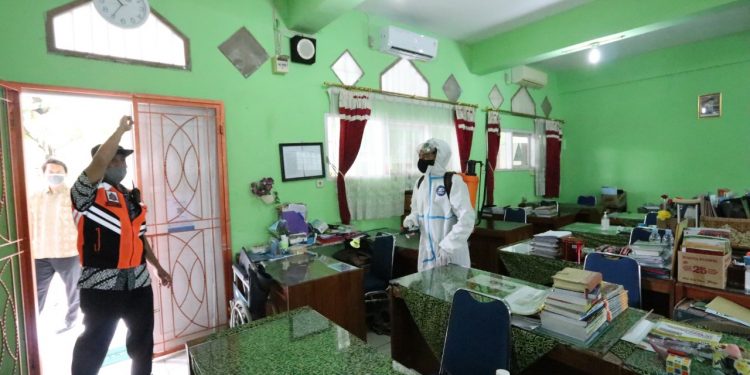BPBD Semprot Disinfektan Sekolah-sekolah