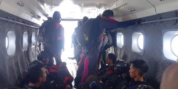 Denjaka Latihan Terjun Free Fall di Bandara Cakra Bhuwana
