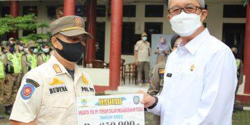 Anggota Satpol PP Diganjar Penghargaan