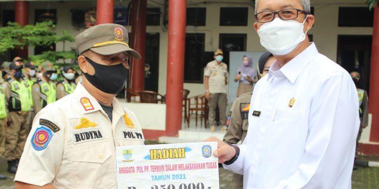 Anggota Satpol PP Diganjar Penghargaan