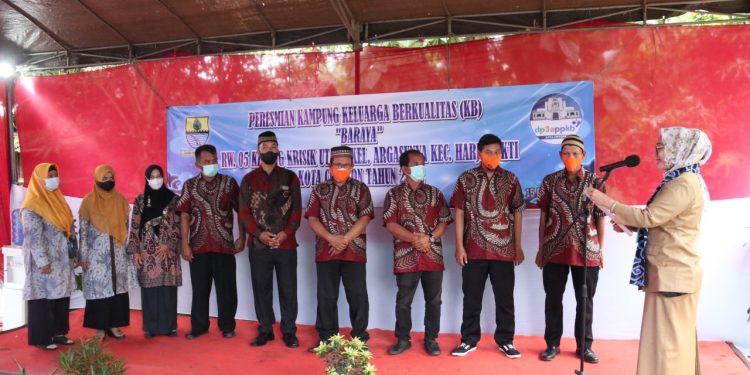 Eti Resmikan Kampung Keluarga Berencana