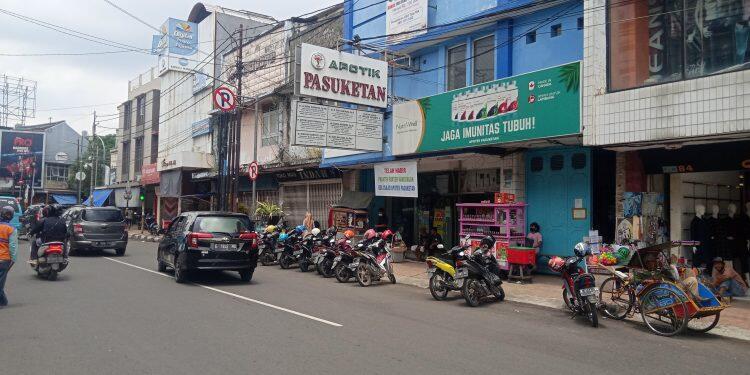 Indrawati Tuntut Haknya di Apotek Pasuketan