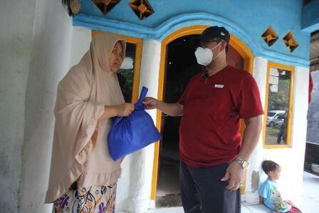 Bupati Imron Keliling Pantau Vaksinasi dan Bagikan Sembako