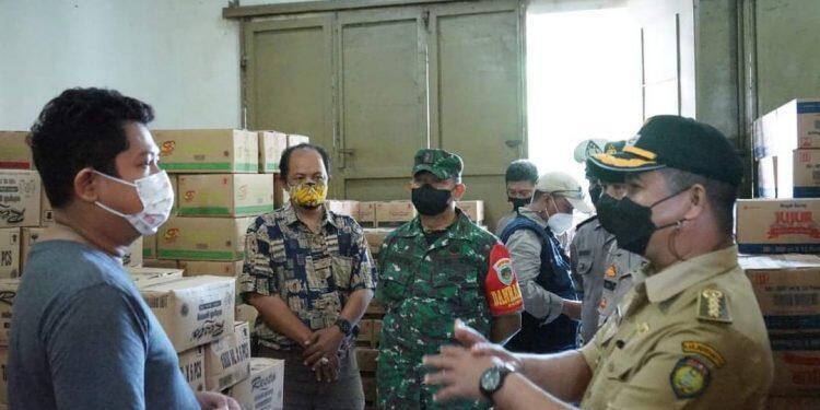 Camat Haurgeulis Tegas Larang Toko Timbun Minyak Goreng