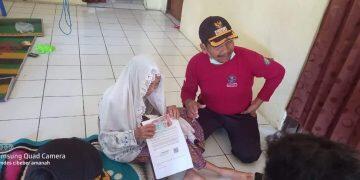 Pemcam Sukagumiwang Berikan BST Bagi KPM yang Sakit
