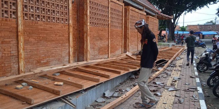 Baru Saja Diresmikan Gubernur Jabar, Alun-alun Sangkala Buana Ambruk