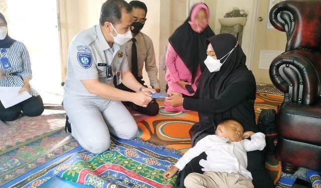 Jasa Raharja Cirebon Serahkan Santunan Kepada Ahli Waris Korban Kecelakaan Kereta Api