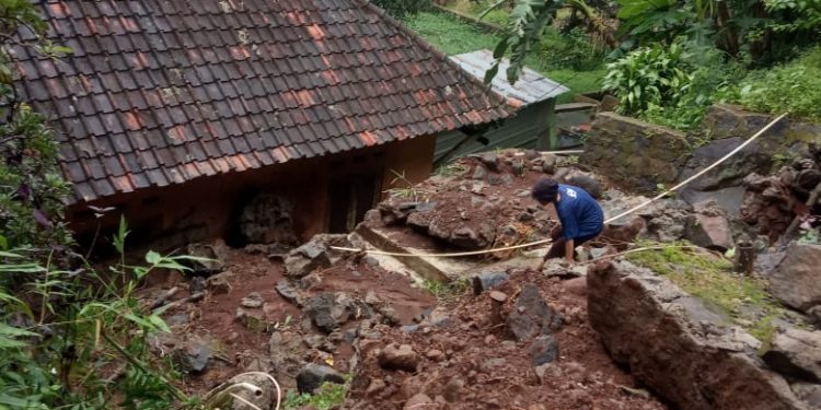 Tebing Setinggi 9 Meter Longsor Timpa Musala