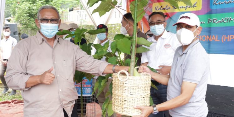 Puncak HPSN, Bupati Acep Serahkan Tong Sampah dan Komposter