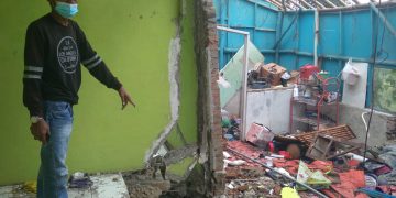 Tergerus Arus Sungai, 6 Rumah di Pinggir Sungai Ciwaringin Ambruk