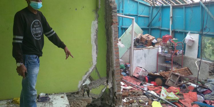 Tergerus Arus Sungai, 6 Rumah di Pinggir Sungai Ciwaringin Ambruk