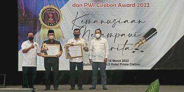 Azis, Eti dan Gusmul Raih Penghargaan PWI