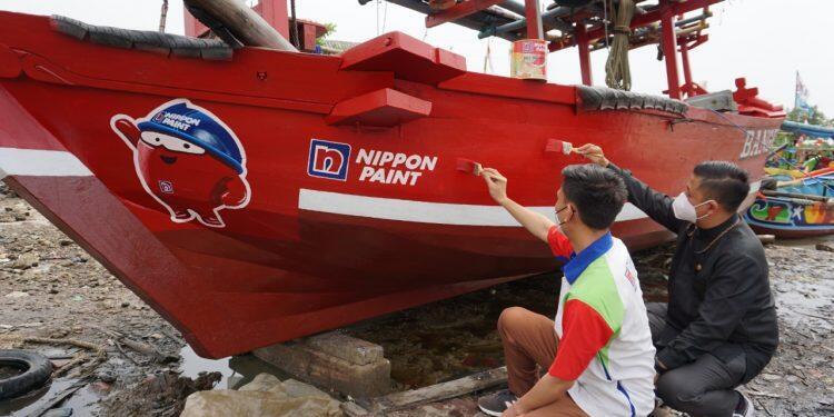 Nippon Paint Bantu Nelayan Terdampak Pandemi Melalui Perawatan Kapal di Desa Bandengan