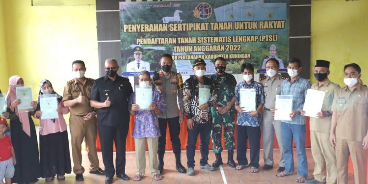 249 Warga Desa Selajambe Terima Sertifikat Tanah
