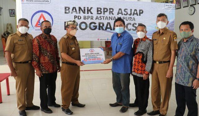 Bupati Cirebon Salurkan CSR BPR Astanajapura