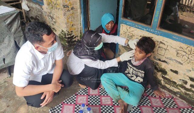 Tim Dok-Maru Puskesmas Cikedung Tangani Pasien Gangguan Mata