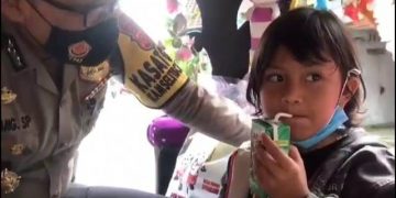 Kasat Lantas Wujudkan Impian Bocah Viral Tersesat Pulang