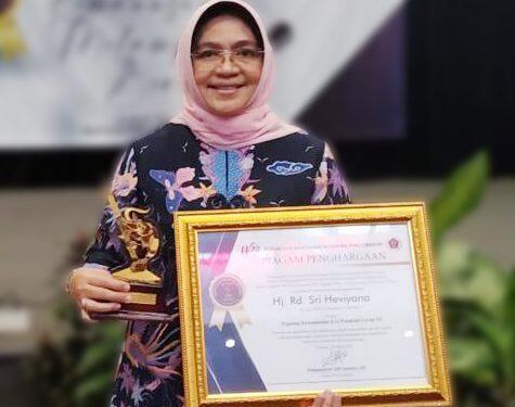 Rd Sri Heviyana Dianugerahi Penghargaan Oleh PWI Cirebon
