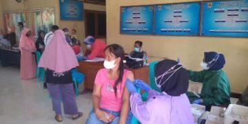 Pemdes Palimanan Barat Gelar Vaksinasi dan Pembagian BPNT 