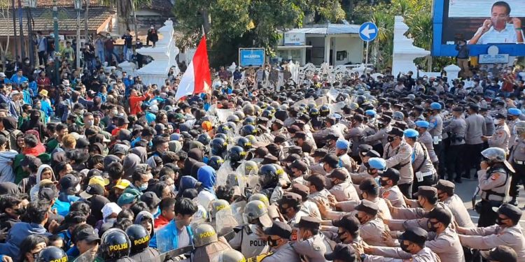 Demo Mahasiswa di Kota Cirebon Ricuh