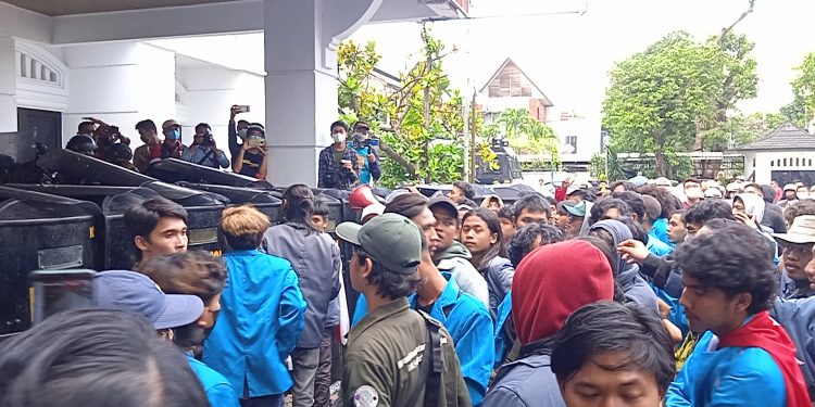 Mahasiswa Cirebon Tuntut Harga BBM Turun