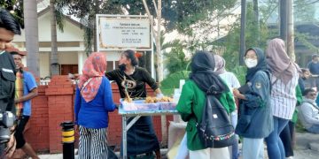 Mendulang Rupiah di Tengah Aksi Demo Mahasiswa