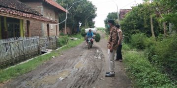 Masyarakat Tetap Bayar Pajak, Jalan Poros Desa Serang Kulon Tetap Rusak