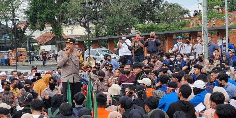 Ratusan Mahasiswa di Majalengka Blokade Jalan Provinsi