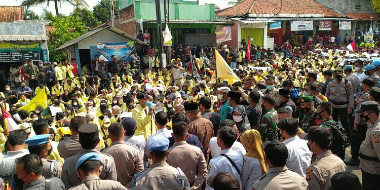 Tolak Kenaikan BBM dan PPN, Mahasiswa Kuningan Tutup Jalan