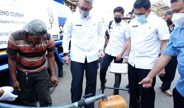 Ratusan Pedagang Dapat Minyak Goreng Murah Seharga Rp13.000