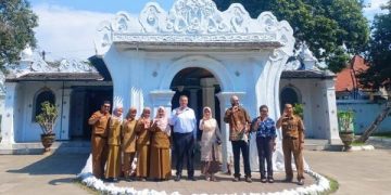 Staf Kedubes Amerika Kunjungi Keraton Kasepuhan