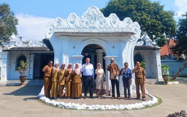 Staf Kedubes Amerika Kunjungi Keraton Kasepuhan