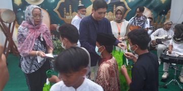 Gelar Bukber, EWF Cirebon Beri Santunan Puluhan Anak Yatim