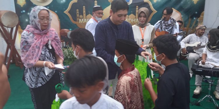 Gelar Bukber, EWF Cirebon Beri Santunan Puluhan Anak Yatim