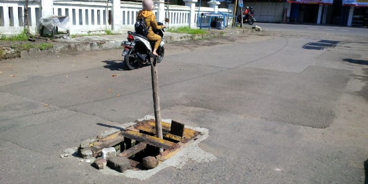 Lubang Drainase Dekat KNPI Majalengka ‎Membahayakan Pengendara