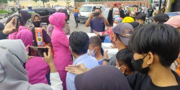 Ibu-Ibu Bhayangkari Polres Majalengka Bagikan Takjil Gratis